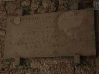All�entrata una targa del 1973 in cui la famiglia Sagarriga Visconti annuncia di aver �restituito alla propria stirpe questo castello che apparteneva loro due secoli fa�